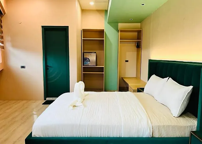 Shamrock Hotel *
